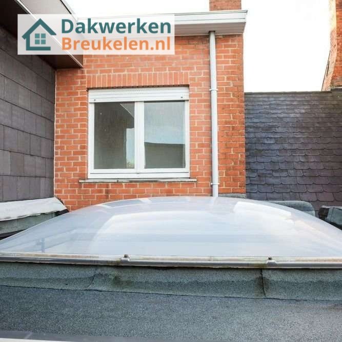 Inspectie van een plat dak met lichtkoepel Inspectie van een plat dak in breukelen met lichtkoepel